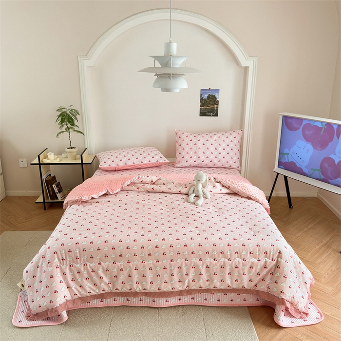 91家纺网 家纺一手货源 找家纺 星期八 2023新款全棉花边豆豆被 樱桃兔