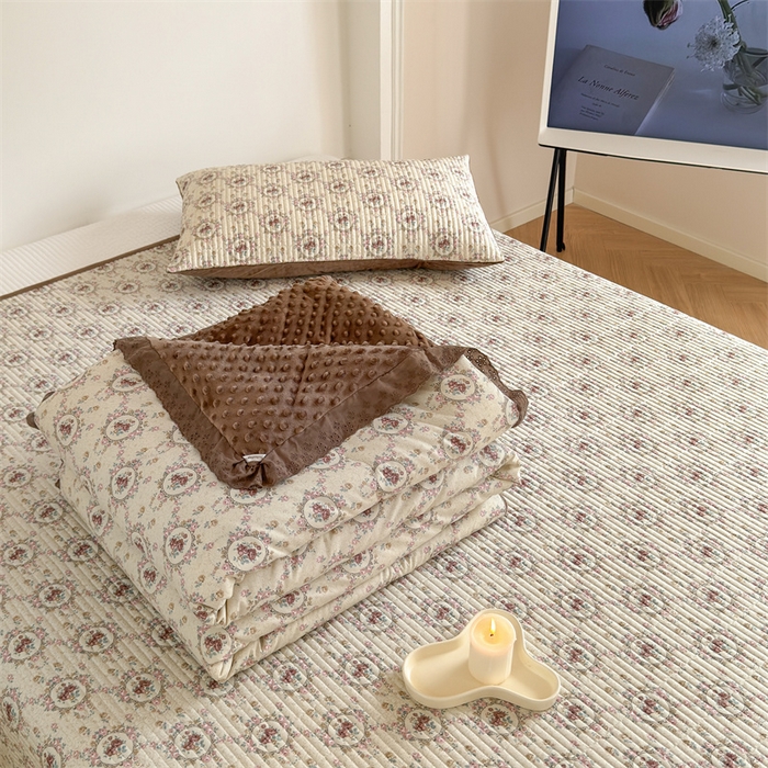 91家纺网 家纺一手货源 找家纺 星期八 2023新款全棉花边豆豆被 丁香