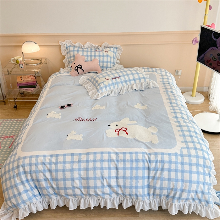 91家纺网 家纺一手货源 找家纺 昔可家纺 2023新款花边绣花牛奶绒四件套 丝带小兔蓝