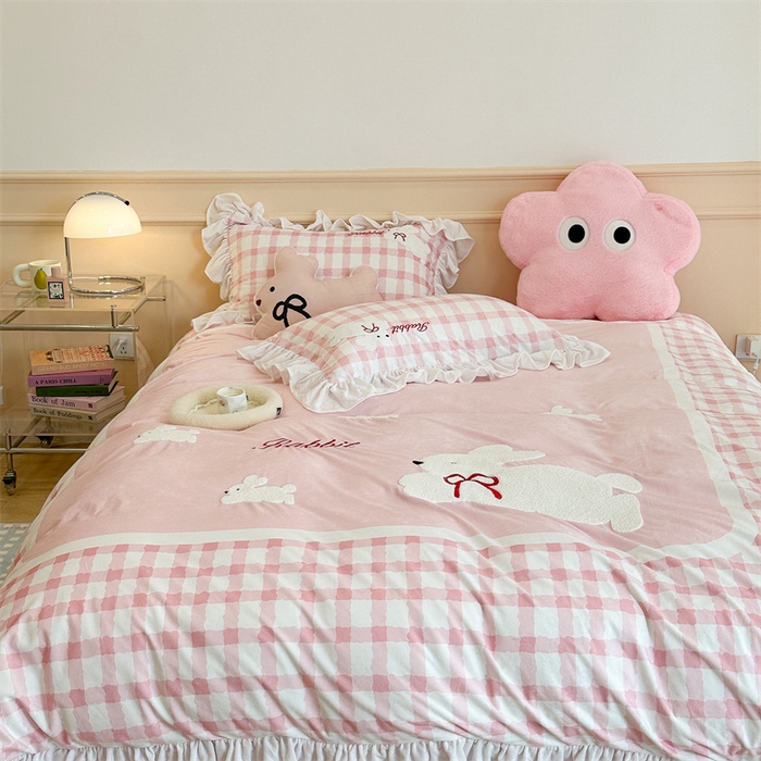 91家纺网 家纺一手货源 找家纺 昔可家纺 2023新款花边绣花牛奶绒四件套 丝带小兔粉