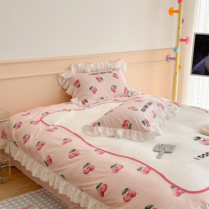 91家纺网 家纺一手货源 找家纺 昔可家纺 2023新款花边绣花牛奶绒四件套 粉粉樱桃