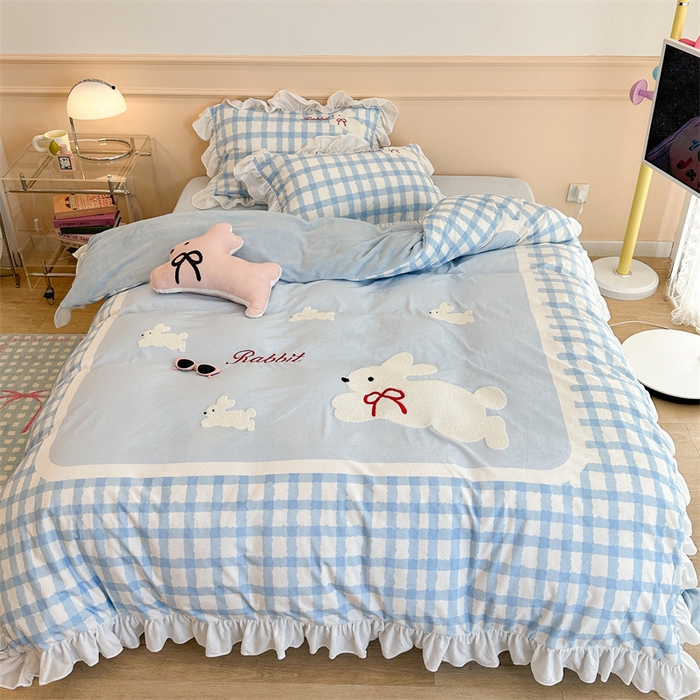 91家纺网 家纺一手货源 找家纺 昔可家纺 2023新款花边绣花牛奶绒四件套 丝带小兔蓝