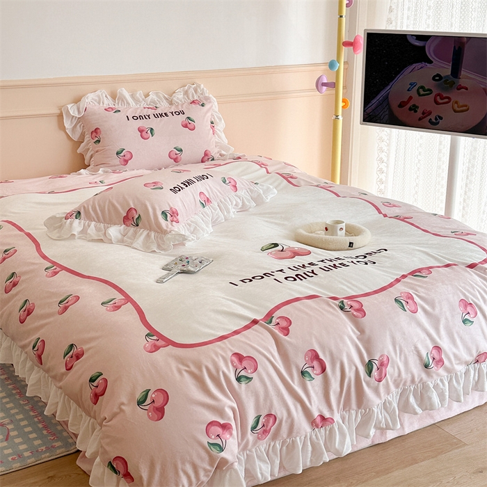 91家纺网 家纺一手货源 找家纺 昔可家纺 2023新款花边绣花牛奶绒四件套 粉粉樱桃