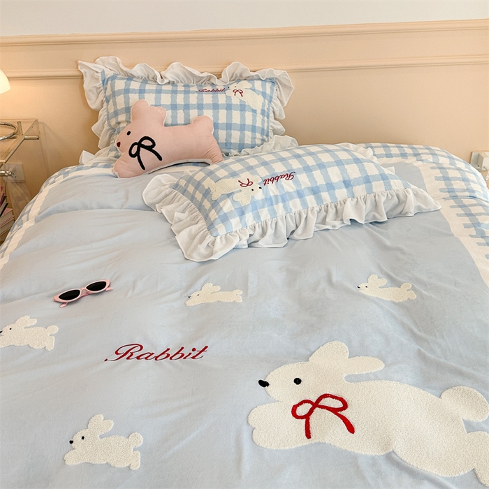 91家纺网 家纺一手货源 找家纺 昔可家纺 2023新款花边绣花牛奶绒四件套 丝带小兔蓝