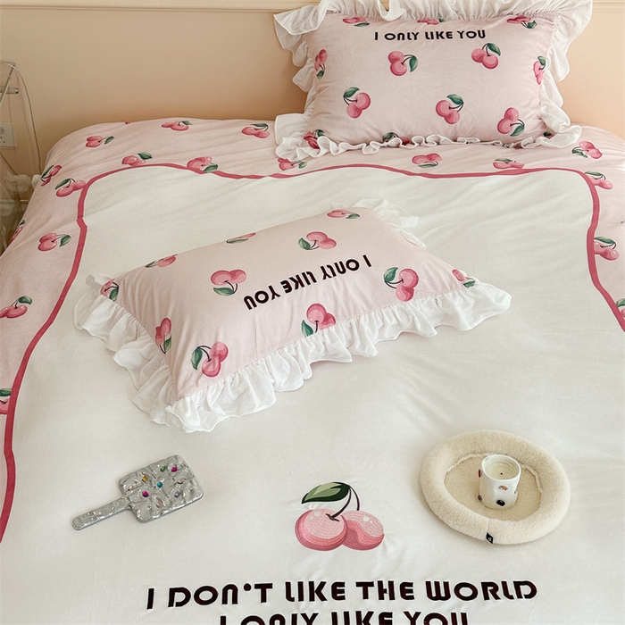 91家纺网 家纺一手货源 找家纺 昔可家纺 2023新款花边绣花牛奶绒四件套 粉粉樱桃