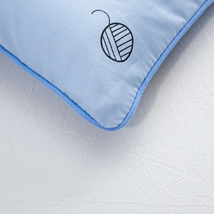 91家纺网 家纺一手货源 找家纺 萌番宝 2023新款全棉儿童60支枕芯枕套午睡枕A类双面枕 猫肚蓝