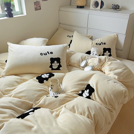 山茶家纺 2023新款高克重牛奶绒贴布绣毛巾绣四件套 欧气小狗-米黄