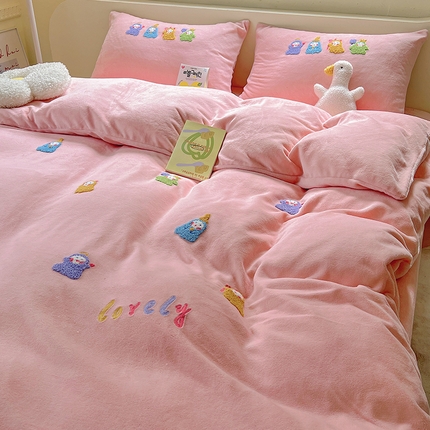 91家纺网 家纺一手货源 找家纺 （总）山茶家纺 2023新款高克重牛奶绒贴布绣毛巾绣四件套