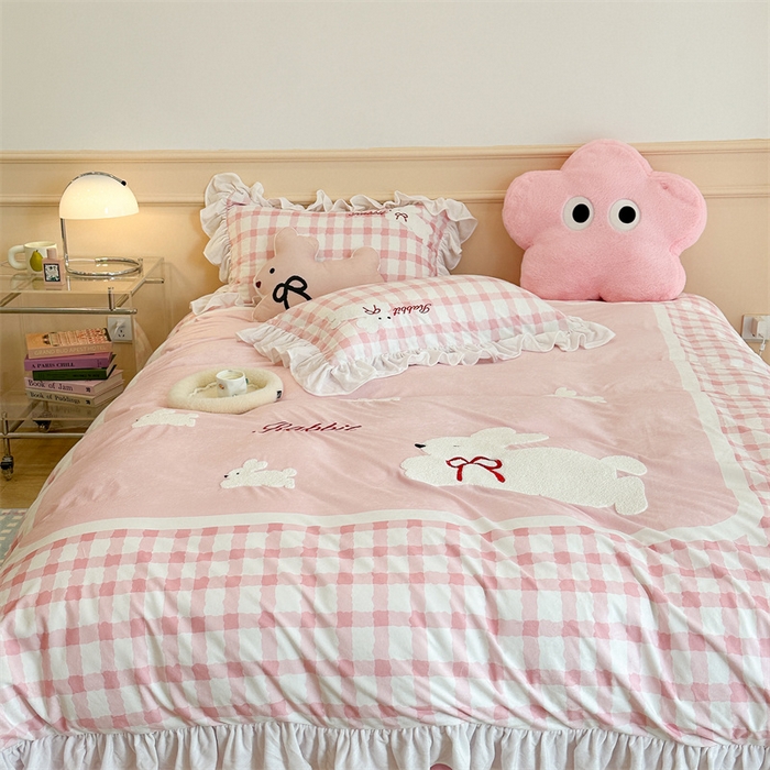 91家纺网 家纺一手货源 找家纺 昔可家纺 2023新款花边绣花牛奶绒四件套 丝带小兔粉