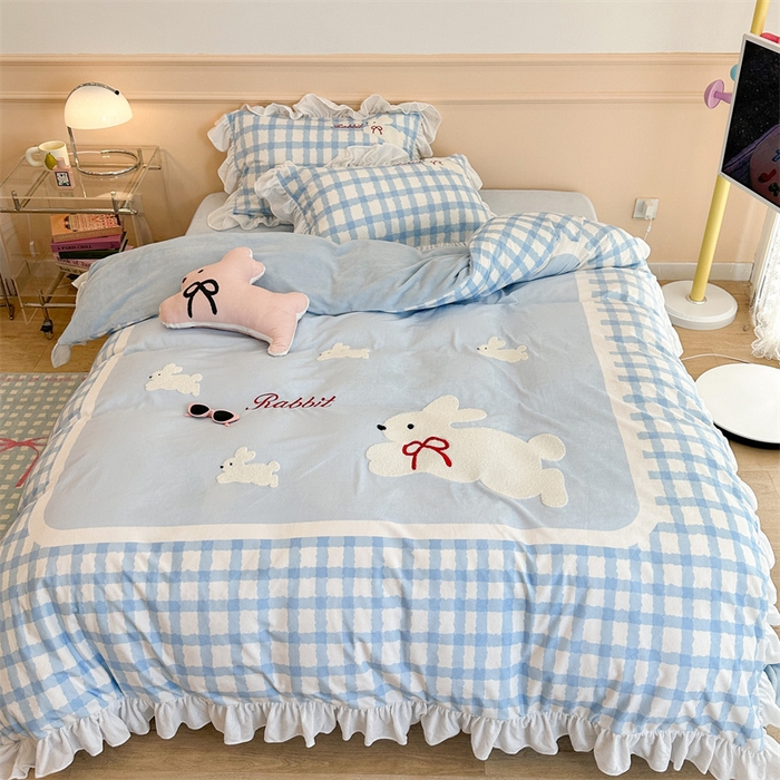 91家纺网 家纺一手货源 找家纺 昔可家纺 2023新款花边绣花牛奶绒四件套 丝带小兔蓝