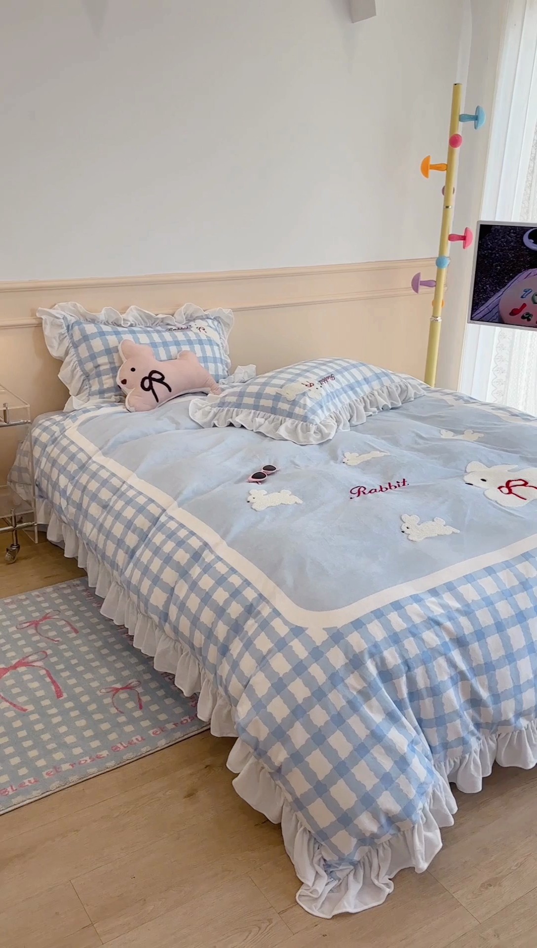 91家纺网 家纺一手货源 找家纺 昔可家纺 2023新款花边绣花牛奶绒四件套 丝带小兔蓝