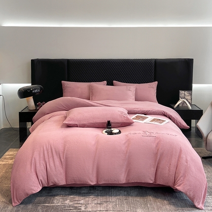 91家纺网 家纺一手货源 找家纺 家居1号家纺 2024新款230克全工艺牛奶绒四件套 约定 约定-豆沙