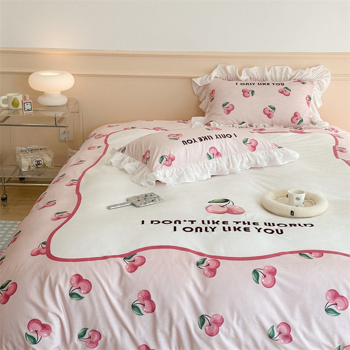 91家纺网 家纺一手货源 找家纺 昔可家纺 2023新款花边绣花牛奶绒四件套 粉粉樱桃