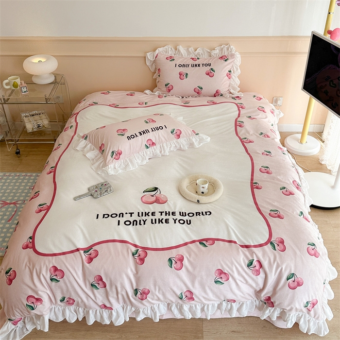 91家纺网 家纺一手货源 找家纺 昔可家纺 2023新款花边绣花牛奶绒四件套 粉粉樱桃