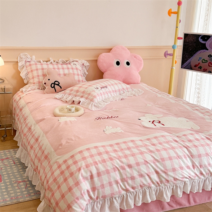 91家纺网 家纺一手货源 找家纺 昔可家纺 2023新款花边绣花牛奶绒四件套 丝带小兔粉