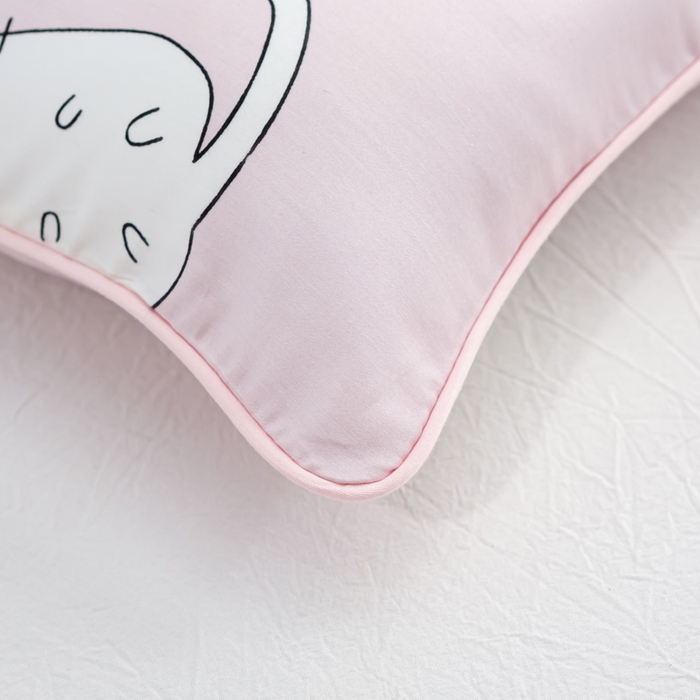 91家纺网 家纺一手货源 找家纺 萌番宝 2023新款全棉儿童60支枕芯枕套午睡枕A类双面枕 猫肚粉