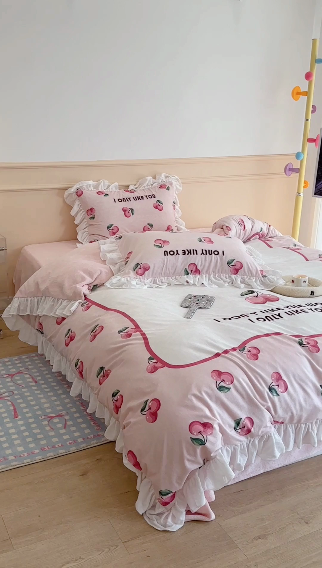 91家纺网 家纺一手货源 找家纺 昔可家纺 2023新款花边绣花牛奶绒四件套 粉粉樱桃