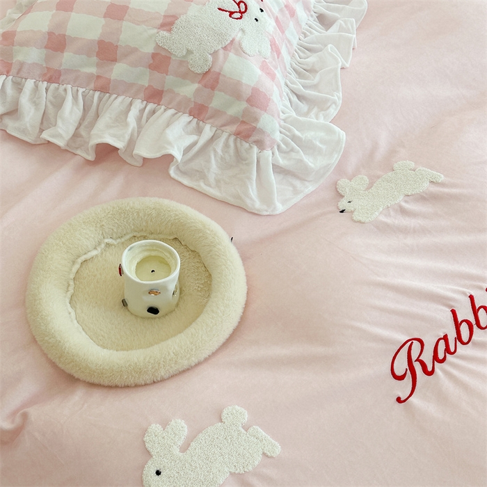 91家纺网 家纺一手货源 找家纺 昔可家纺 2023新款花边绣花牛奶绒四件套 丝带小兔粉