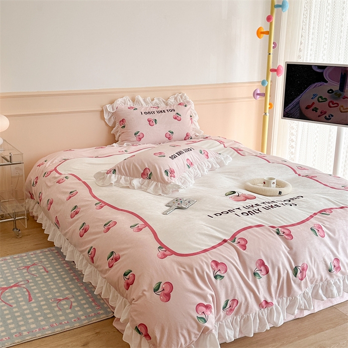 91家纺网 家纺一手货源 找家纺 昔可家纺 2023新款花边绣花牛奶绒四件套 粉粉樱桃