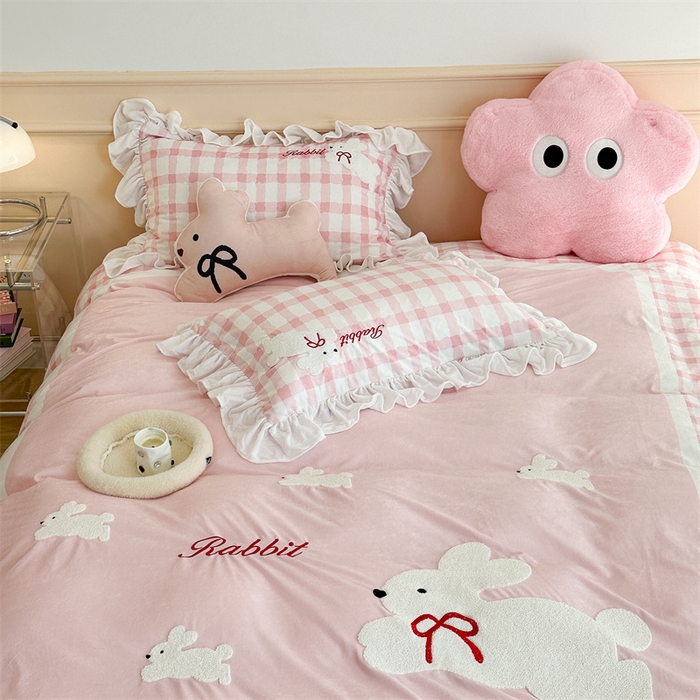 91家纺网 家纺一手货源 找家纺 昔可家纺 2023新款花边绣花牛奶绒四件套 丝带小兔粉