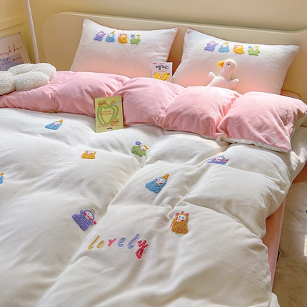 91家纺网 家纺一手货源 找家纺 （总）山茶家纺 2023新款高克重牛奶绒贴布绣毛巾绣四件套