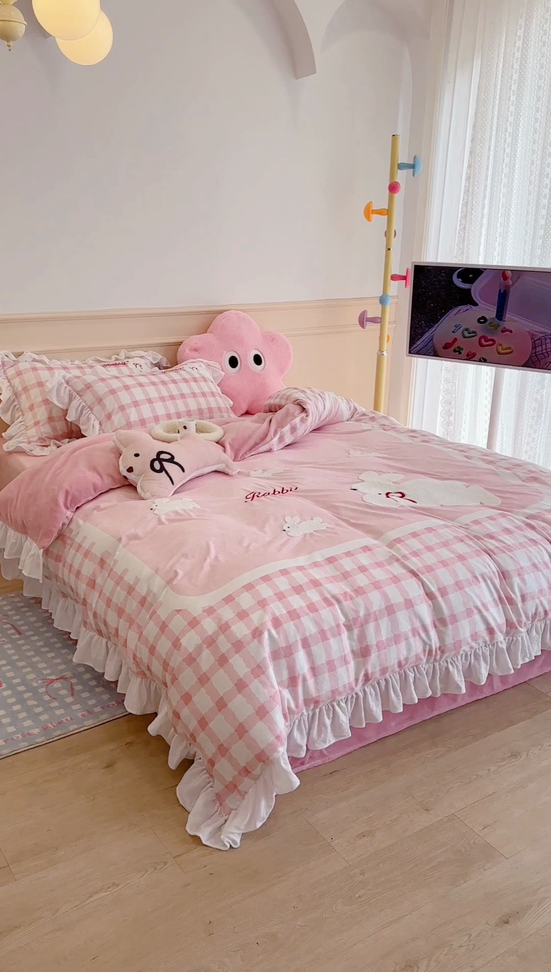 91家纺网 家纺一手货源 找家纺 昔可家纺 2023新款花边绣花牛奶绒四件套 丝带小兔粉