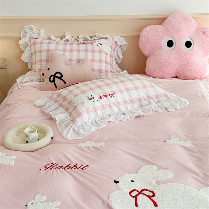 91家纺网 家纺一手货源 找家纺 昔可家纺 2023新款花边绣花牛奶绒四件套 丝带小兔粉