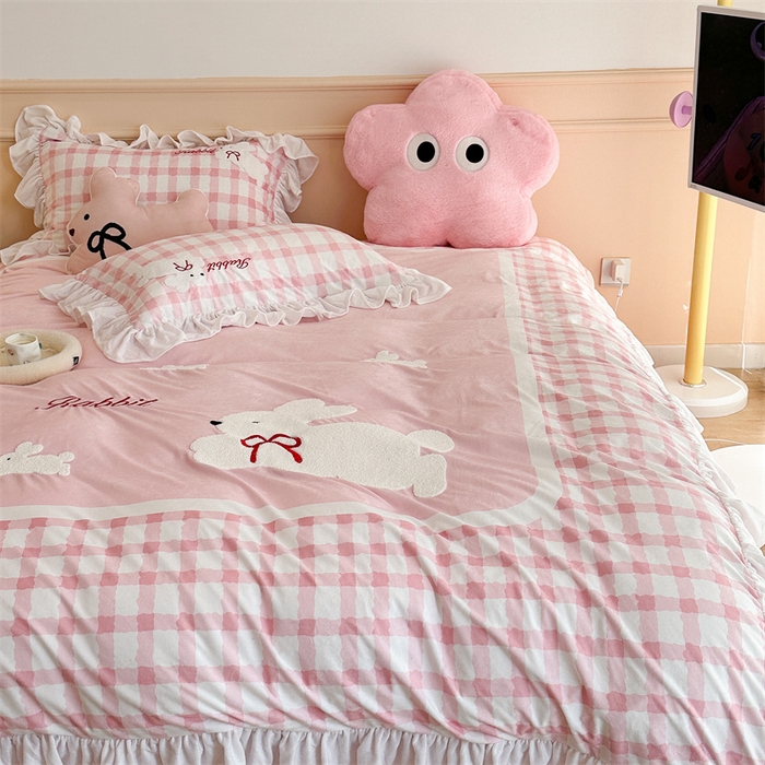 91家纺网 家纺一手货源 找家纺 昔可家纺 2023新款花边绣花牛奶绒四件套 丝带小兔粉