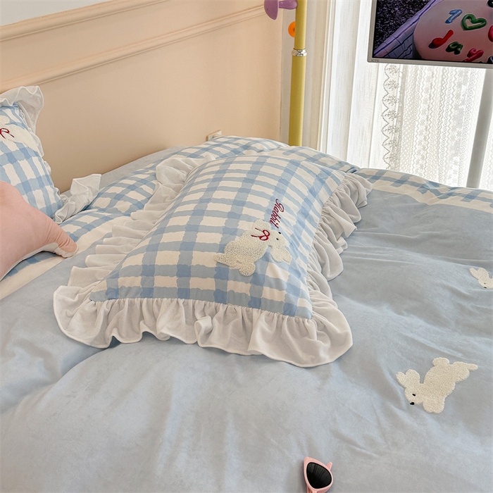 91家纺网 家纺一手货源 找家纺 昔可家纺 2023新款花边绣花牛奶绒四件套 丝带小兔蓝