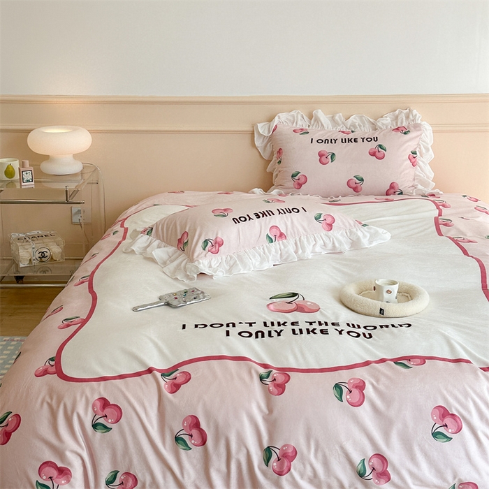 91家纺网 家纺一手货源 找家纺 昔可家纺 2023新款花边绣花牛奶绒四件套 粉粉樱桃