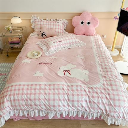 91家纺网 家纺一手货源 找家纺 昔可家纺 2023新款花边绣花牛奶绒四件套 丝带小兔粉