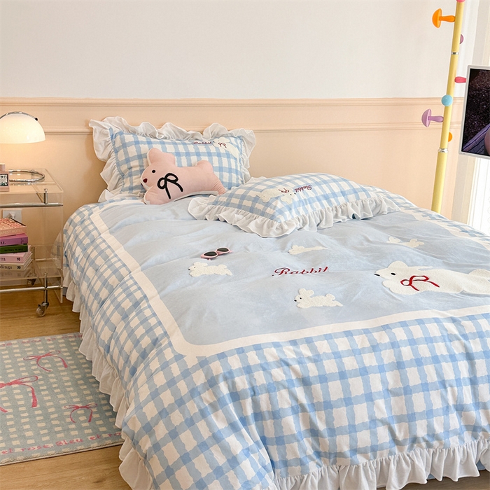 91家纺网 家纺一手货源 找家纺 昔可家纺 2023新款花边绣花牛奶绒四件套 丝带小兔蓝