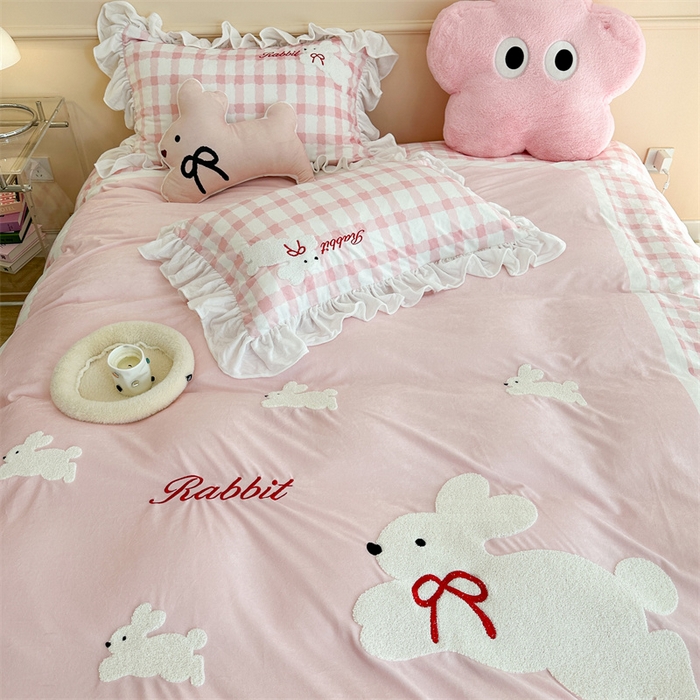 91家纺网 家纺一手货源 找家纺 昔可家纺 2023新款花边绣花牛奶绒四件套 丝带小兔粉