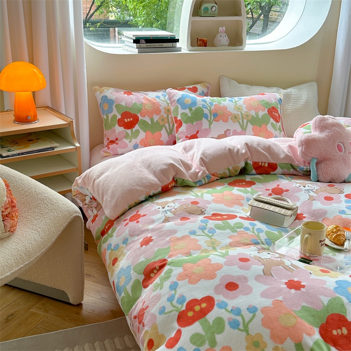 91家纺网 家纺一手货源 找家纺 2023新款牛奶绒印花系列套件 花卉风格 深林小鹿