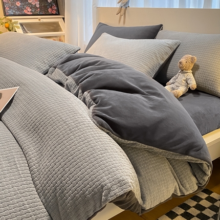 91家纺网 家纺一手货源 找家纺 如一 2023新款立体雕花牛奶绒四件套单品-单被套 华夫格灰