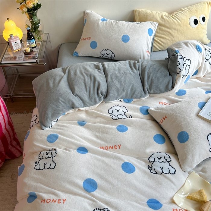 91家纺网 家纺一手货源 找家纺 时年家纺 2023新款牛奶绒印花系列套件 小可爱风格 马尔济斯-蓝