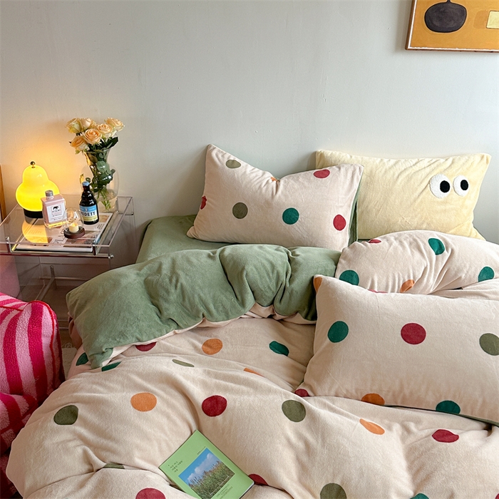 91家纺网 家纺一手货源 找家纺 时年家纺 2023新款牛奶绒印花系列套件 小可爱风格 复古点点