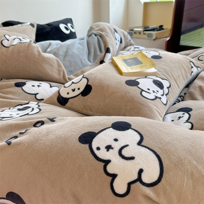 91家纺网 家纺一手货源 找家纺 时年家纺 2023新款牛奶绒印花系列套件 小可爱风格 宠物