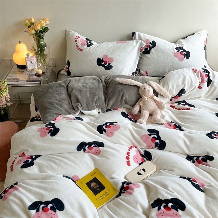 91家纺网 家纺一手货源 找家纺 时年家纺 2023新款牛奶绒印花系列套件 小可爱风格 旺仔