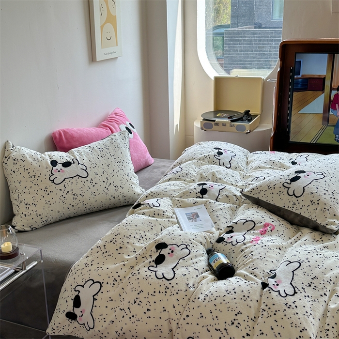 91家纺网 家纺一手货源 找家纺 时年家纺 2023新款牛奶绒印花系列套件 小可爱风格 可爱狗