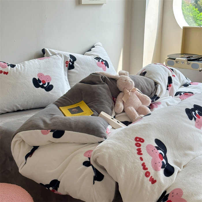 91家纺网 家纺一手货源 找家纺 时年家纺 2023新款牛奶绒印花系列套件 小可爱风格 旺仔