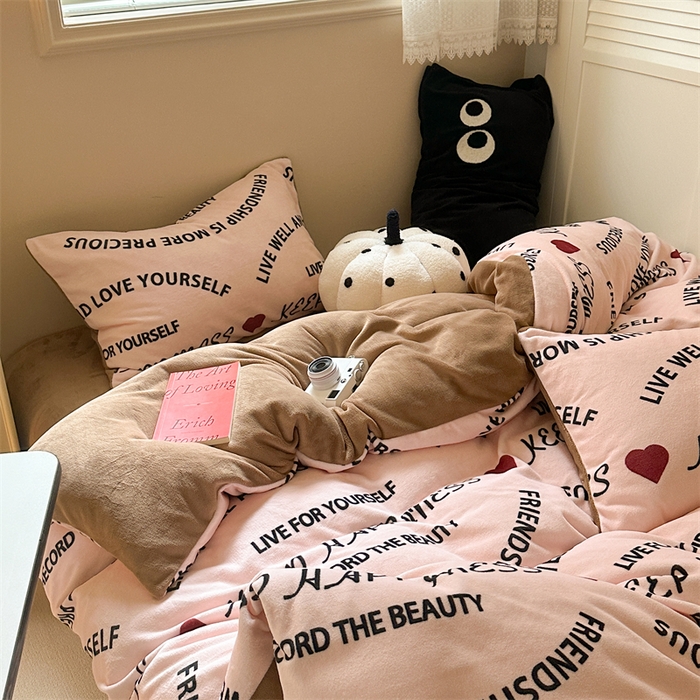 91家纺网 家纺一手货源 找家纺 时年家纺 2023新款牛奶绒印花系列套件 简约风格 快乐字母-粉