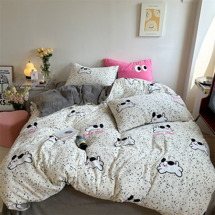 91家纺网 家纺一手货源 找家纺 时年家纺 2023新款牛奶绒印花系列套件 小可爱风格 可爱狗