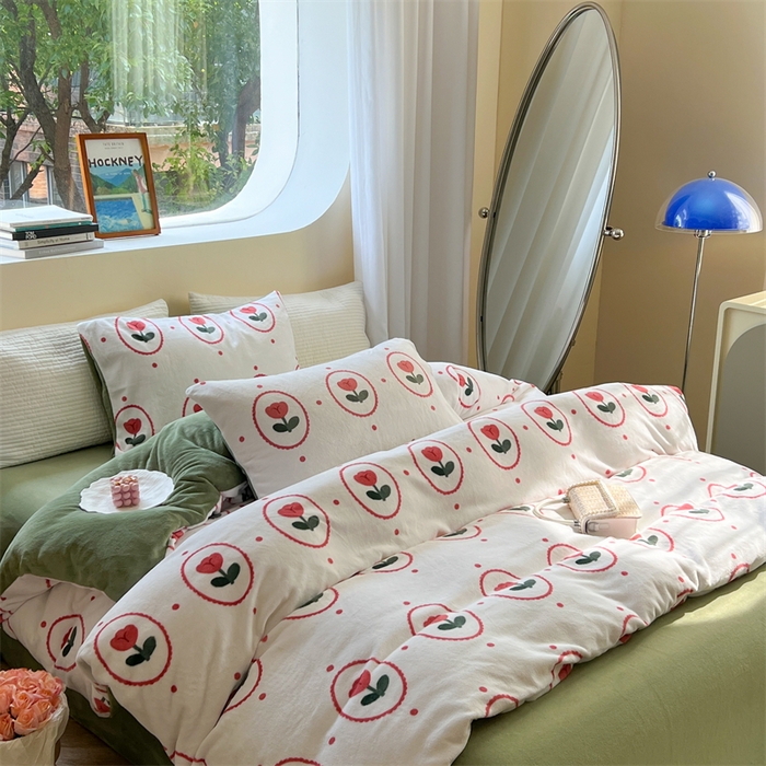 91家纺网 家纺一手货源 找家纺 2023新款牛奶绒印花系列套件 花卉风格 波点小花-白