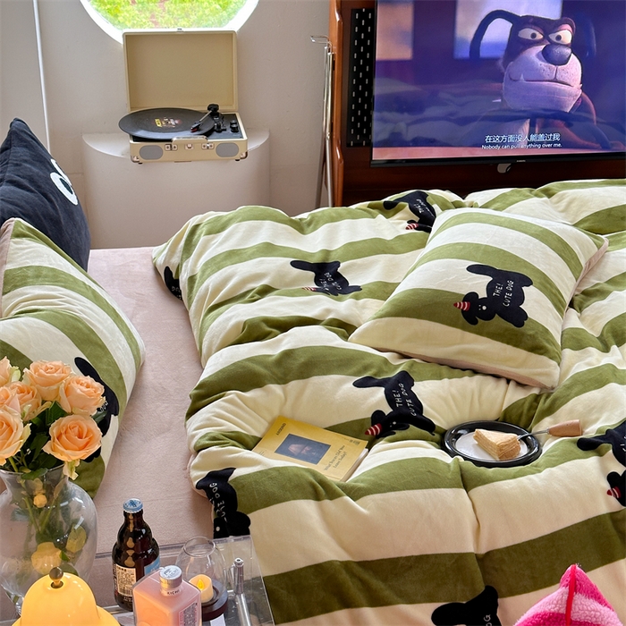 91家纺网 家纺一手货源 找家纺 时年家纺 2023新款牛奶绒印花系列套件 小可爱风格 礼物狗-绿