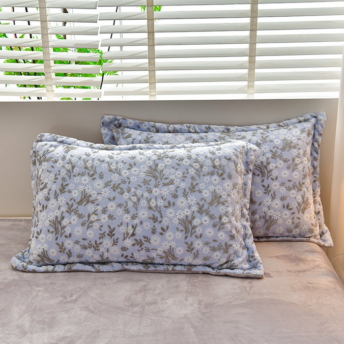 91家纺网 家纺一手货源 找家纺 畅畅家纺 2024新款高克重8斤加厚牛奶绒6D雕花绒印花水晶绒金貂绒法莱绒四件套 小雏菊-浅蓝