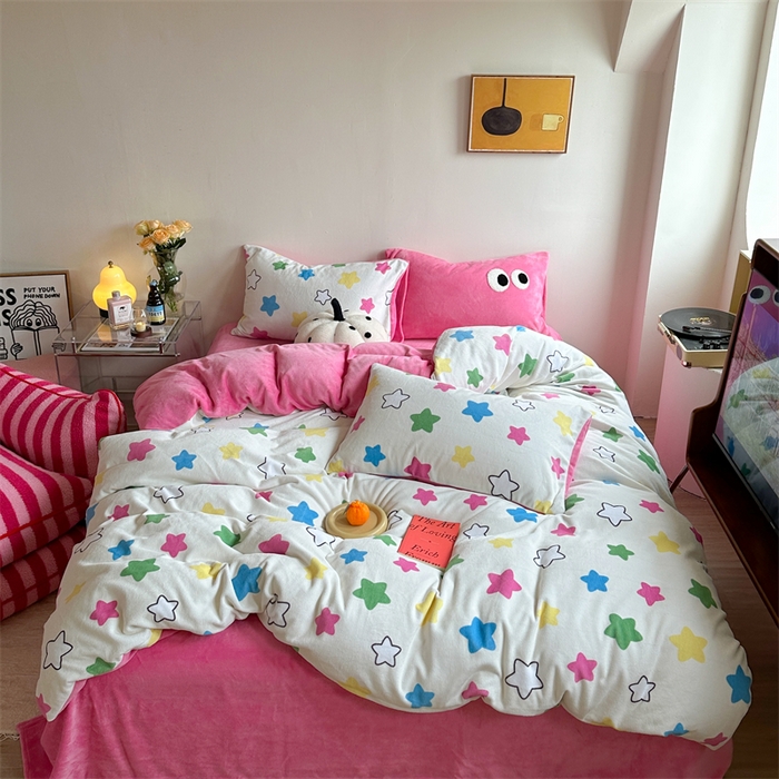 91家纺网 家纺一手货源 找家纺 时年家纺 2023新款牛奶绒印花系列套件 小可爱风格 多彩星星