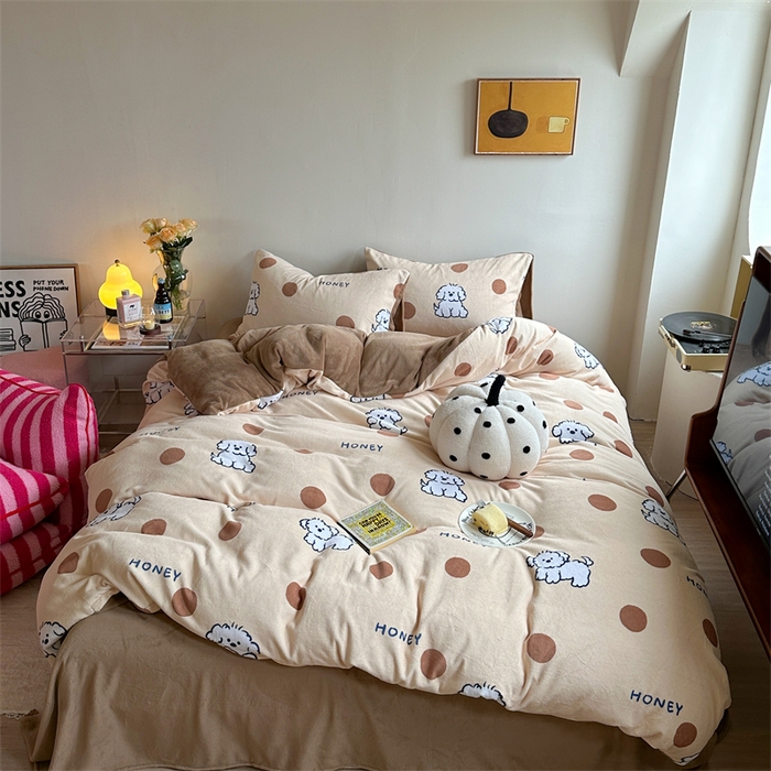 91家纺网 家纺一手货源 找家纺 时年家纺 2023新款牛奶绒印花系列套件 小可爱风格 马尔济斯-咖