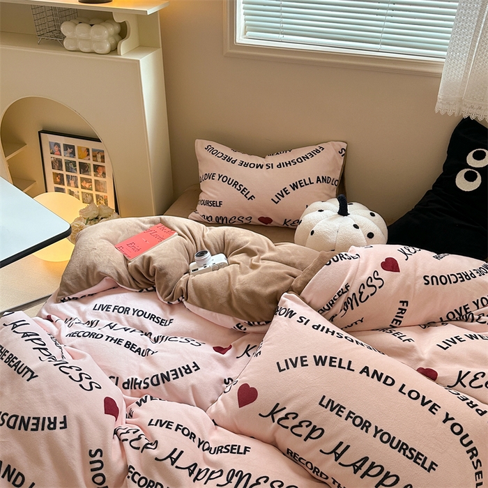 91家纺网 家纺一手货源 找家纺 时年家纺 2023新款牛奶绒印花系列套件 简约风格 快乐字母-粉