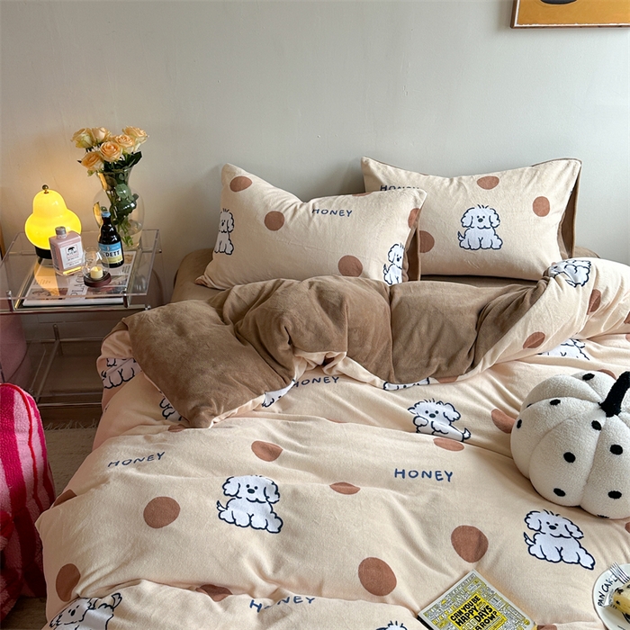 91家纺网 家纺一手货源 找家纺 时年家纺 2023新款牛奶绒印花系列套件 小可爱风格 马尔济斯-咖